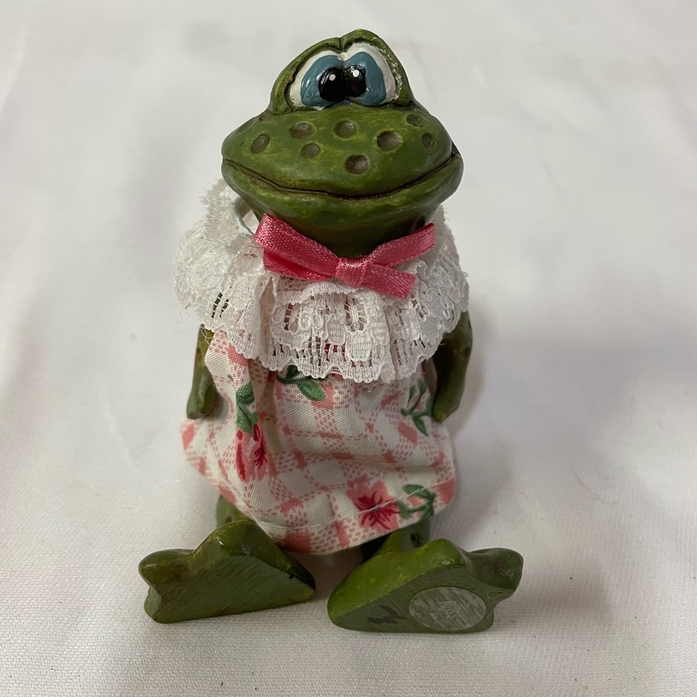 VINTAGE RUSS BERRIE FROG SHELF SITTER